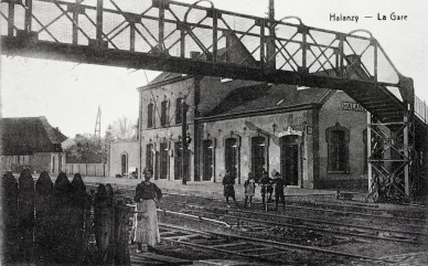 Halanzy- int gauche+ passerelle + dames dans les voies.jpg